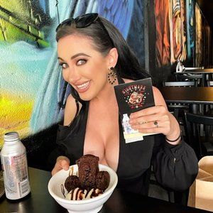 Meet your Posher, Devanny